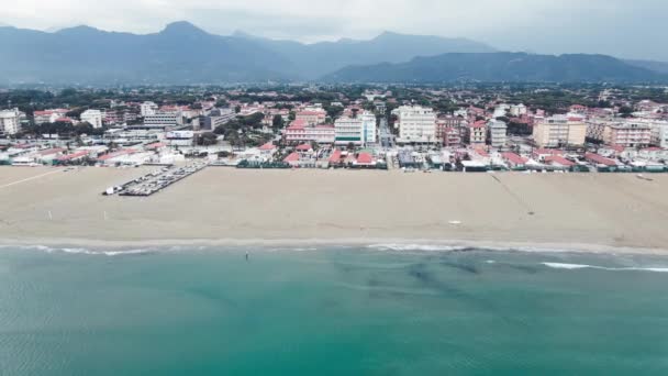 Niesamowity widok z powietrza na Lido Di Camaiore w wiosenny poranek, Toskania — Wideo stockowe