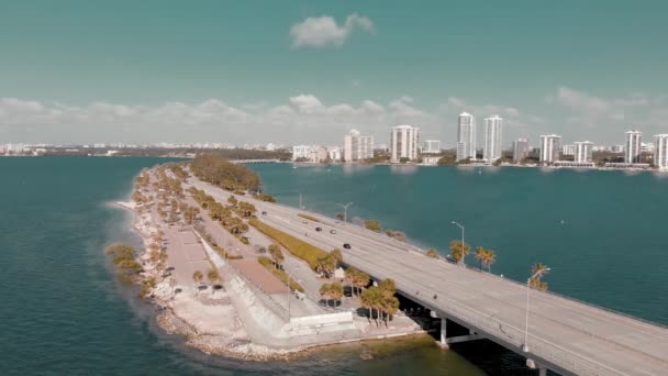 Ruch nad Rickenbacker Causeway w Miami, widok z lotu ptaka. Zwolniony ruch — Wideo stockowe