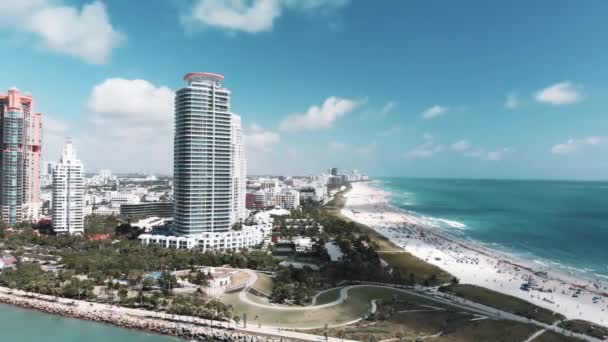 迈阿密海滩，从南坡公园，慢动作空中观看美丽的阳光灿烂的一天 — 图库视频影像