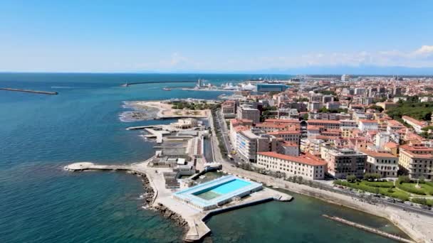 Erstaunliche Luftaufnahme von Livorno und Mascagni Terrace, berühmte Stadt der Toskana — Stockvideo