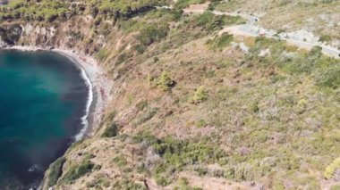 Elba Adası, gün batımında, İtalya. Güzel kıyı şeridi ve tepeler manzaralı