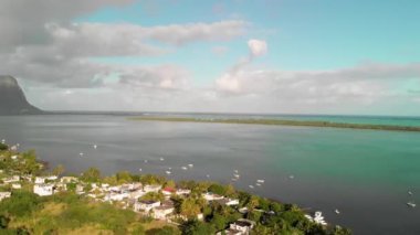 Mauritius 'un güzel hava manzarası. Orman ve okyanus