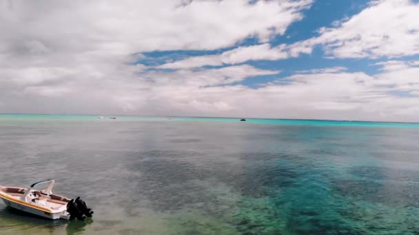 Vue aérienne d'un bateau en mouvement le long d'un rocher, Crystal Rock, Maurice. Mouvement lent — Video