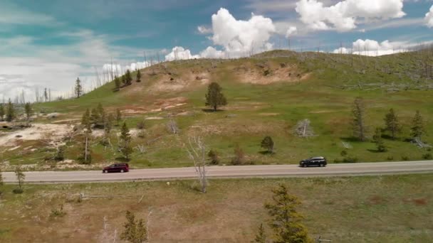 Wzgórza i góry Parku Narodowego Yellowstone w pobliżu jeziora, widok z góry — Wideo stockowe