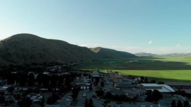 Jackson Hole 'un yaz mevsiminde WY, ABD' deki inanılmaz panoramik gün batımı manzarası