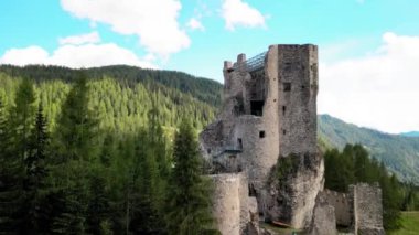 Ortaçağ Andraz Kalesi 'nin havadan görünüşü, İtalyan Dolomitleri