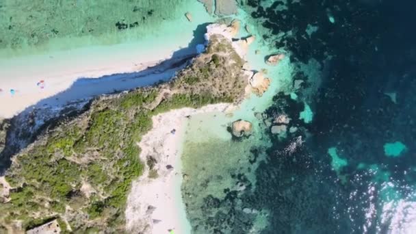 Остров Эльба, Италия. Удивительный вид с воздуха на пляж Падулелла рядом с Портоферрайо — стоковое видео