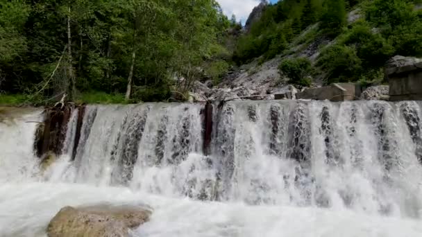 Cachoeiras de montanha, câmera lenta de água em movimento de drone — Vídeo de Stock