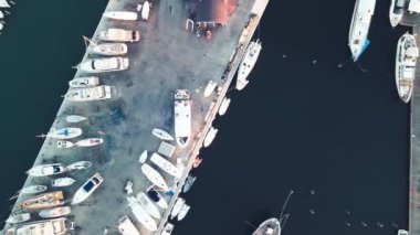 İtalya 'da yaz mevsiminde Rimini Limanı ve Rimini Limanı' nın yukarıdan görünüşü
