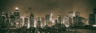 NEW YORK ŞEHRİ - 6 ARALIK 2018: Manhattan Günbatımı Bir kış gecesi şehrin çatısından gökyüzüne yükseliyor.