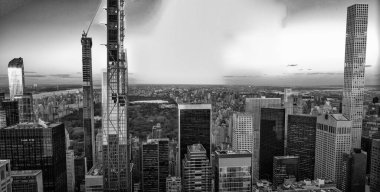 New York City inanılmaz günbatımı silüeti. Kışın çatıdan hava manzarası. Manhattan gökdelenleri