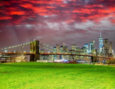 Brooklyn Köprüsü 'nün gece manzarası.