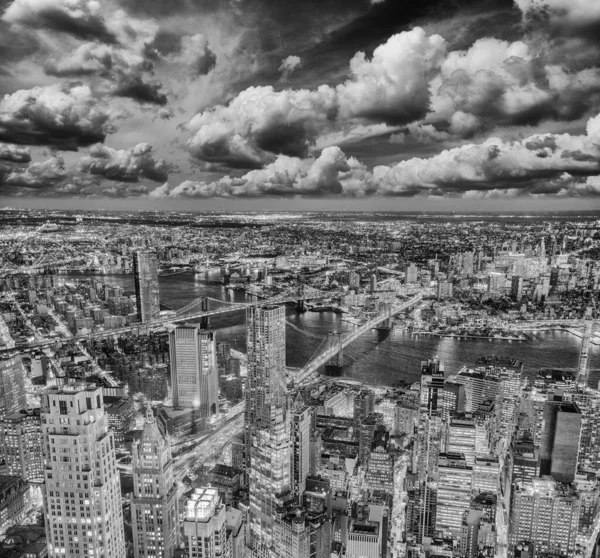 纽约市布鲁克林桥和曼哈顿桥 东河和摩天大楼惊人的夜景 — 图库照片