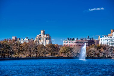 New York 'taki Central Park Gölü' nden bir kış günü Manhattan silueti.