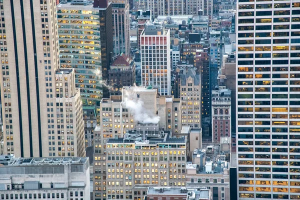 ニューヨーク市の屋上からマンハッタンの夕日のスカイライン高層ビルの詳細 — ストック写真