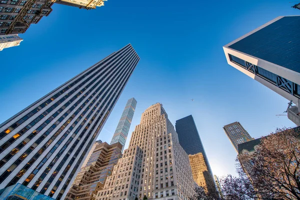 Vliegtuig Vliegen Lucht Tussen Hoge Uptown Manhattan Wolkenkrabbers New York — Stockfoto