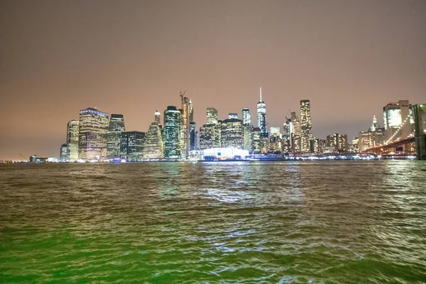 2018年12月6日 曼哈顿下天际线和布鲁克林大桥的夜晚 — 图库照片