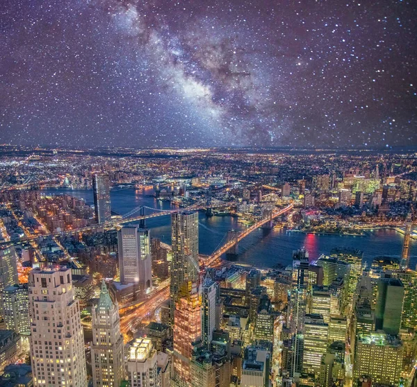 ブルックリンとマンハッタン橋 イースト川と高層ビル ミルキーな方法でニューヨーク市の素晴らしい夜景 — ストック写真