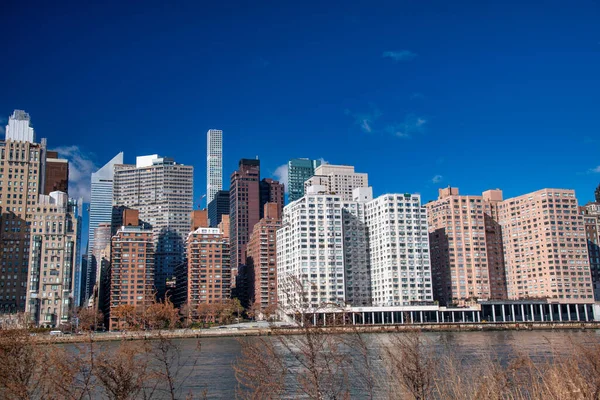 Manhattan Skyline Uma Manhã Ensolarada Roosevelt Island Park — Fotografia de Stock