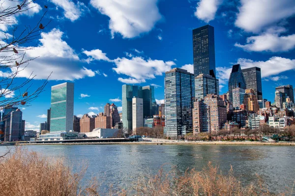 Manhattan Skyline Een Zonnige Ochtend Van Roosevelt Island Park — Stockfoto