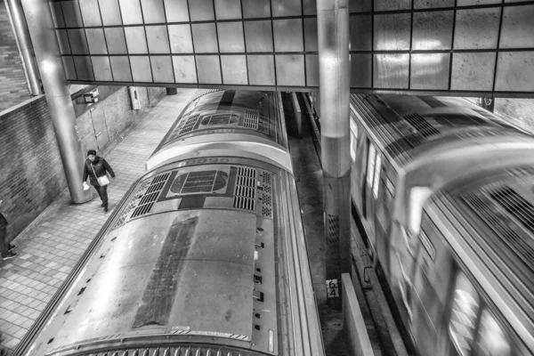 ニューヨーク市 2018年12月3日 マンハッタン駅の地下鉄駅で列車が高速化 — ストック写真