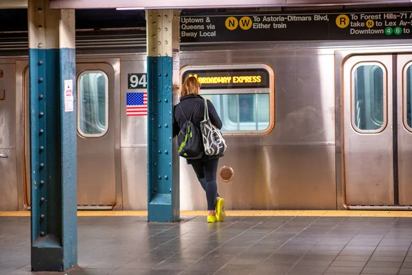 New York City Dicembre 2018 Donna Aspetta Treno Della Metropolitana — Foto Stock