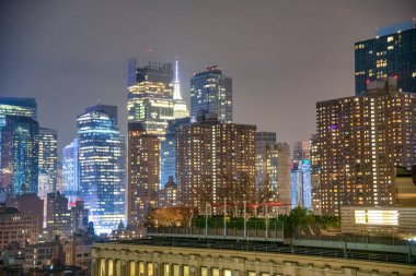 NEW YORK CITY - 1 Aralık 2018: Midtown Manhattan 'ın gece silueti, gece hava manzarası.