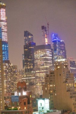 NEW YORK CITY - 1 Aralık 2018: Midtown Manhattan 'ın gece silueti, gece hava manzarası.