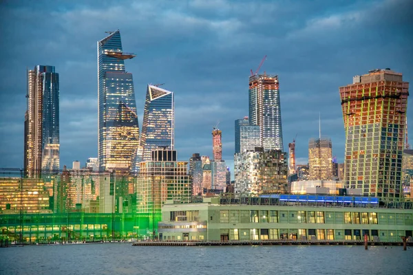 Vista Pôr Sol Manhattan Skyline Barco Balsa — Fotografia de Stock