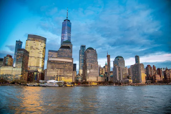 Zonsondergang Uitzicht Downtown Manhattan Skyline Vanaf Veerboot New York City — Stockfoto