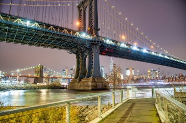 Manhattan Köprüsü 'nün muhteşem gece manzarası.