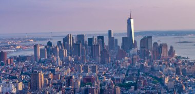 NEW YORK CITY - HAZİRAN 2013: Manhattan ufuk çizgisinin havadan görünüşü.