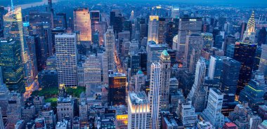 NEW YORK CITY - HAZİRAN 2013: Manhattan ufuk çizgisinin havadan görünüşü.