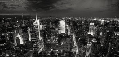 New York Şehri Manhattan alacakaranlıkta panoramik manzara.