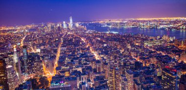 NEW YORK CITY - HAZİRAN 2013: Manhattan ufuk çizgisinin havadan görünüşü.