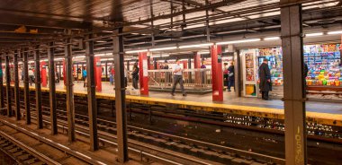 NEW YORK CITY - 10 Haziran 2013: Manhattan metro istasyonunun içi.