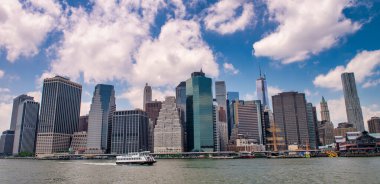 NEW YORK CITY - 10 Haziran 2013: Güneşli bir günde Manhattan şehir merkezi silueti.