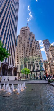 NEW YORK CITY - HAZİRAN 2013: Times Meydanı 'ndaki New York binaları güzel bir günde.