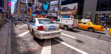 NEW YORK CITY - HAZİRAN 2013: Times Meydanı 'ndaki New York binaları güzel bir günde.