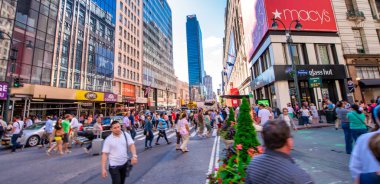 NEW YORK CITY - Haziran 2013: Manhattan 'da şehir sokakları ve trafik.