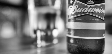 NEW YORK CITY - Haziran 2013: Budweiser şişesi masada.