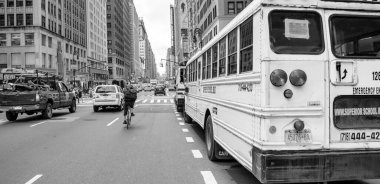 NEW YORK CITY - HAZİRAN 2013: Ana cadde boyunca trafik.