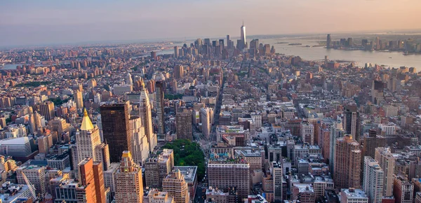 NEW YORK CITY - HAZİRAN 2013: Manhattan ufuk çizgisinin havadan görünüşü.