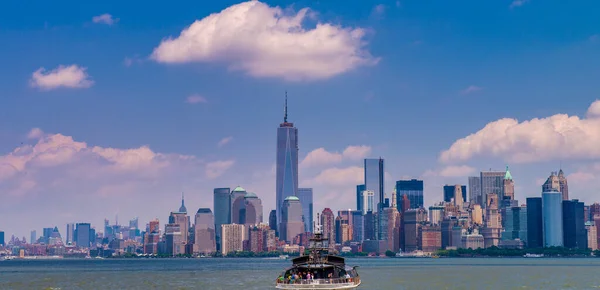 ニューヨーク市 2013年6月 マンハッタンビューの観光船 — ストック写真