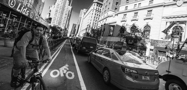 Νεα Υορκη Ιουνιοσ 2013 Δρόμοι Της Πόλης Και Κυκλοφορία Στο — Φωτογραφία Αρχείου