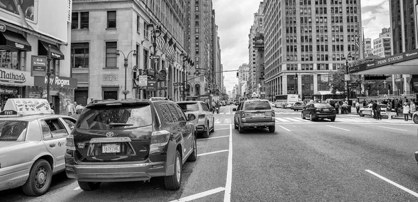 New York City Giugno 2013 Traffico Lungo Viale Principale Della — Foto Stock