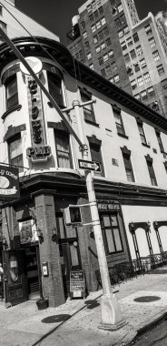 NEW YORK CITY - HAZİRAN 2013: Yazın Manhattan sokaklarında.