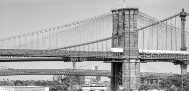 NEW YORK CITY - 10 Haziran 2013: Brooklyn Köprüsü ünlü bir şehir simgesidir.