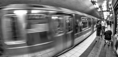 NEW YORK CITY - 10 Haziran 2013: Manhattan metro istasyonunun içi.