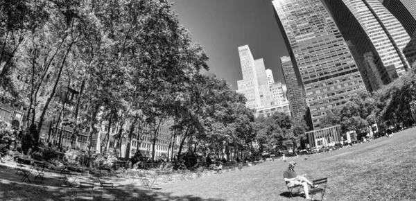 Nueva York City Junio 2013 Hermosa Vista Del Bryant Park —  Fotos de Stock